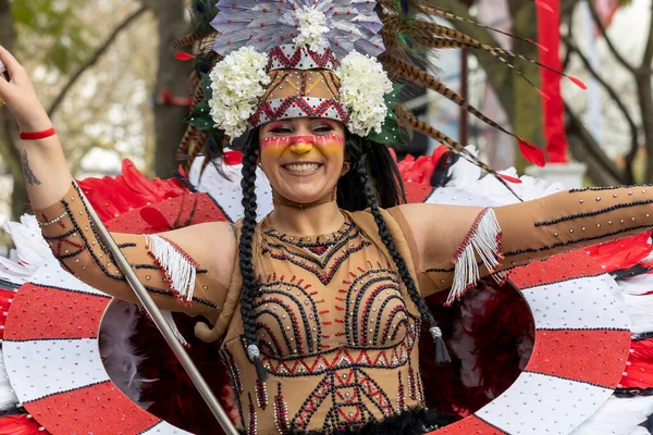 LOULE, PORTUGAL - 20 Şubat 2023: Loule, Portekiz 'deki Renkli Karnaval Festivali katılımcıları.