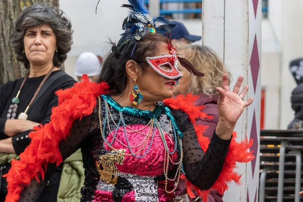 LOULE, PORTUGAL - 20 Şubat 2023: Loule, Portekiz 'deki Renkli Karnaval Festivali katılımcıları.