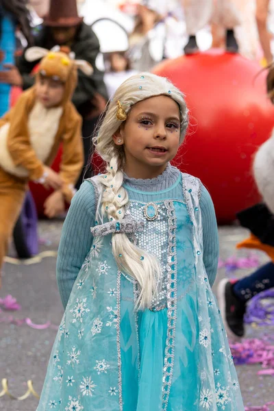 LOULE, PORTUGAL - 20 Şubat 2023: Loule, Portekiz 'deki Renkli Karnaval Festivali katılımcıları.