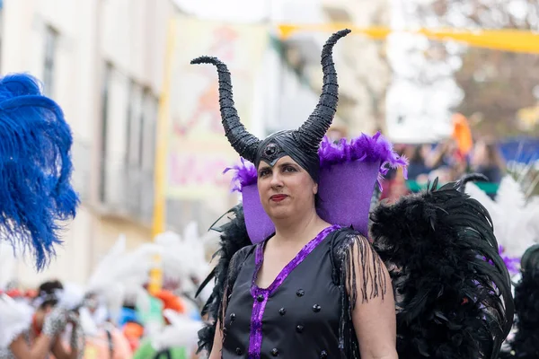 LOULE, PORTUGAL - 20 Şubat 2023: Loule, Portekiz 'deki Renkli Karnaval Festivali katılımcıları.