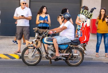 FARO, PORTUGAL - 24 Temmuz 2023: 41. Uluslararası Motosiklet Festivali için önümüzdeki yıla veda etmek amacıyla çok sayıda motosikletlinin geçit töreni. Dünyanın dört bir yanından katılan uluslar var ve