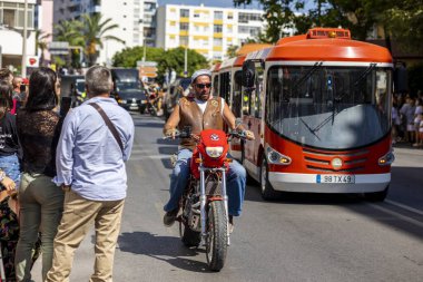 FARO, PORTUGAL - 24 Temmuz 2023: 41. Uluslararası Motosiklet Festivali için önümüzdeki yıla veda etmek amacıyla çok sayıda motosikletlinin geçit töreni. Dünyanın dört bir yanından katılan uluslar var ve