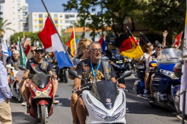 FARO, PORTUGAL - 24 Temmuz 2023: 41. Uluslararası Motosiklet Festivali için önümüzdeki yıla veda etmek amacıyla çok sayıda motosikletlinin geçit töreni. Dünyanın dört bir yanından katılan uluslar var ve