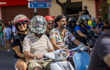 FARO, PORTUGAL - 24 Temmuz 2023: 41. Uluslararası Motosiklet Festivali için önümüzdeki yıla veda etmek amacıyla çok sayıda motosikletlinin geçit töreni. Dünyanın dört bir yanından katılan uluslar var ve