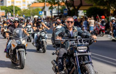 FARO, PORTUGAL - 24 Temmuz 2023: 41. Uluslararası Motosiklet Festivali için önümüzdeki yıla veda etmek amacıyla çok sayıda motosikletlinin geçit töreni. Dünyanın dört bir yanından katılan uluslar var ve