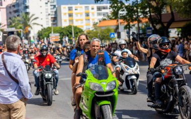 FARO, PORTUGAL - 24 Temmuz 2023: 41. Uluslararası Motosiklet Festivali için önümüzdeki yıla veda etmek amacıyla çok sayıda motosikletlinin geçit töreni. Dünyanın dört bir yanından katılan uluslar var ve