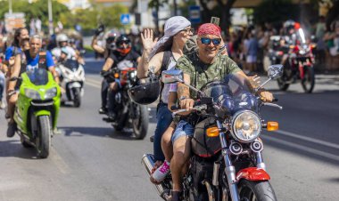 FARO, PORTUGAL - 24 Temmuz 2023: 41. Uluslararası Motosiklet Festivali için önümüzdeki yıla veda etmek amacıyla çok sayıda motosikletlinin geçit töreni. Dünyanın dört bir yanından katılan uluslar var ve