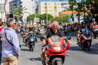 FARO, PORTUGAL - 24 Temmuz 2023: 41. Uluslararası Motosiklet Festivali için önümüzdeki yıla veda etmek amacıyla çok sayıda motosikletlinin geçit töreni. Dünyanın dört bir yanından katılan uluslar var ve