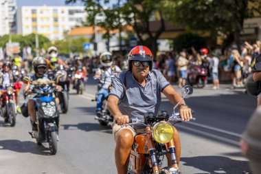 FARO, PORTUGAL - 24 Temmuz 2023: 41. Uluslararası Motosiklet Festivali için önümüzdeki yıla veda etmek amacıyla çok sayıda motosikletlinin geçit töreni. Dünyanın dört bir yanından katılan uluslar var ve