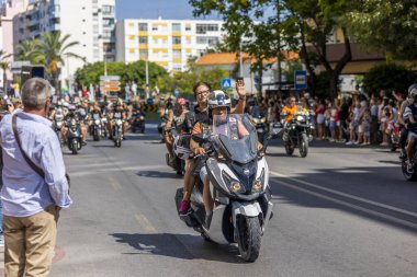 FARO, PORTUGAL - 24 Temmuz 2023: 41. Uluslararası Motosiklet Festivali için önümüzdeki yıla veda etmek amacıyla çok sayıda motosikletlinin geçit töreni. Dünyanın dört bir yanından katılan uluslar var ve