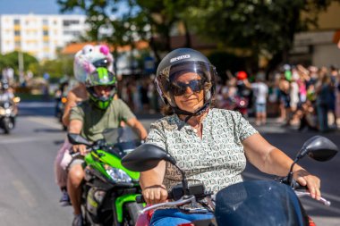 FARO, PORTUGAL - 24 Temmuz 2023: 41. Uluslararası Motosiklet Festivali için önümüzdeki yıla veda etmek amacıyla çok sayıda motosikletlinin geçit töreni. Dünyanın dört bir yanından katılan uluslar var ve