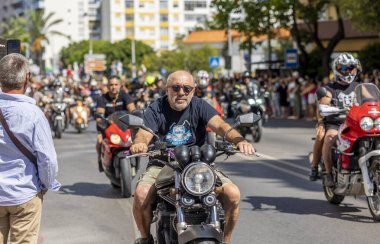 FARO, PORTUGAL - 24 Temmuz 2023: 41. Uluslararası Motosiklet Festivali için önümüzdeki yıla veda etmek amacıyla çok sayıda motosikletlinin geçit töreni. Dünyanın dört bir yanından katılan uluslar var ve