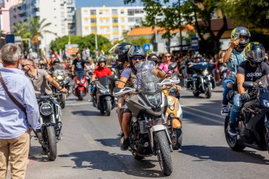 FARO, PORTUGAL - 24 Temmuz 2023: 41. Uluslararası Motosiklet Festivali için önümüzdeki yıla veda etmek amacıyla çok sayıda motosikletlinin geçit töreni. Dünyanın dört bir yanından katılan uluslar var ve