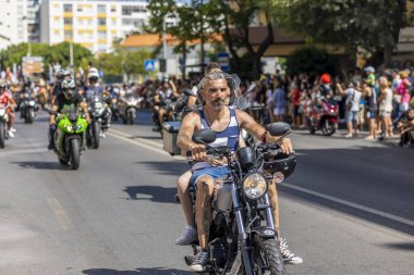 FARO, PORTUGAL - 24 Temmuz 2023: 41. Uluslararası Motosiklet Festivali için önümüzdeki yıla veda etmek amacıyla çok sayıda motosikletlinin geçit töreni. Dünyanın dört bir yanından katılan uluslar var ve