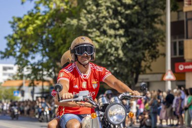 FARO, PORTUGAL - 24 Temmuz 2023: 41. Uluslararası Motosiklet Festivali için önümüzdeki yıla veda etmek amacıyla çok sayıda motosikletlinin geçit töreni. Dünyanın dört bir yanından katılan uluslar var ve