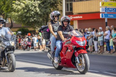 FARO, PORTUGAL - 24 Temmuz 2023: 41. Uluslararası Motosiklet Festivali için önümüzdeki yıla veda etmek amacıyla çok sayıda motosikletlinin geçit töreni. Dünyanın dört bir yanından katılan uluslar var ve