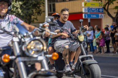 FARO, PORTUGAL - 24 Temmuz 2023: 41. Uluslararası Motosiklet Festivali için önümüzdeki yıla veda etmek amacıyla çok sayıda motosikletlinin geçit töreni. Dünyanın dört bir yanından katılan uluslar var ve