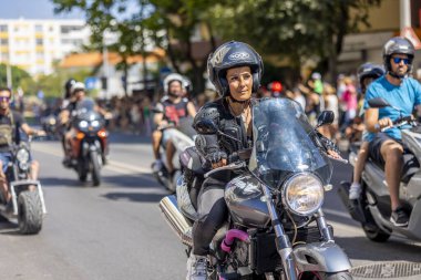 FARO, PORTUGAL - 24 Temmuz 2023: 41. Uluslararası Motosiklet Festivali için önümüzdeki yıla veda etmek amacıyla çok sayıda motosikletlinin geçit töreni. Dünyanın dört bir yanından katılan uluslar var ve