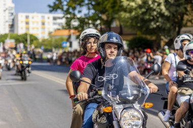 FARO, PORTUGAL - 24 Temmuz 2023: 41. Uluslararası Motosiklet Festivali için önümüzdeki yıla veda etmek amacıyla çok sayıda motosikletlinin geçit töreni. Dünyanın dört bir yanından katılan uluslar var ve