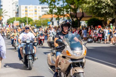 FARO, PORTUGAL - 24 Temmuz 2023: 41. Uluslararası Motosiklet Festivali için önümüzdeki yıla veda etmek amacıyla çok sayıda motosikletlinin geçit töreni. Dünyanın dört bir yanından katılan uluslar var ve