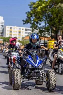 FARO, PORTUGAL - 24 Temmuz 2023: 41. Uluslararası Motosiklet Festivali için önümüzdeki yıla veda etmek amacıyla çok sayıda motosikletlinin geçit töreni. Dünyanın dört bir yanından katılan uluslar var ve
