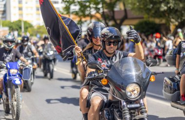 FARO, PORTUGAL - 24 Temmuz 2023: 41. Uluslararası Motosiklet Festivali için önümüzdeki yıla veda etmek amacıyla çok sayıda motosikletlinin geçit töreni. Dünyanın dört bir yanından katılan uluslar var ve