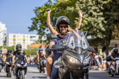 FARO, PORTUGAL - 24 Temmuz 2023: 41. Uluslararası Motosiklet Festivali için önümüzdeki yıla veda etmek amacıyla çok sayıda motosikletlinin geçit töreni. Dünyanın dört bir yanından katılan uluslar var ve