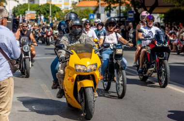 FARO, PORTUGAL - 24 Temmuz 2023: 41. Uluslararası Motosiklet Festivali için önümüzdeki yıla veda etmek amacıyla çok sayıda motosikletlinin geçit töreni. Dünyanın dört bir yanından katılan uluslar var ve