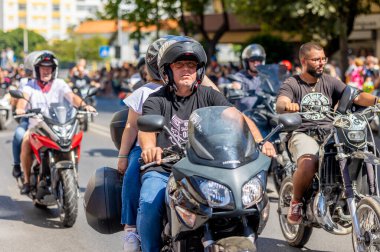 FARO, PORTUGAL - 24 Temmuz 2023: 41. Uluslararası Motosiklet Festivali için önümüzdeki yıla veda etmek amacıyla çok sayıda motosikletlinin geçit töreni. Dünyanın dört bir yanından katılan uluslar var ve