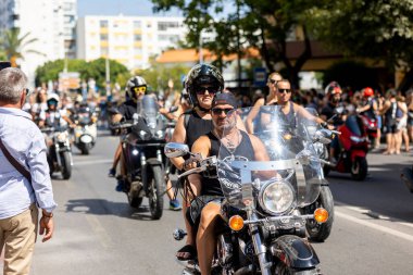FARO, PORTUGAL - 24 Temmuz 2023: 41. Uluslararası Motosiklet Festivali için önümüzdeki yıla veda etmek amacıyla çok sayıda motosikletlinin geçit töreni. Dünyanın dört bir yanından katılan uluslar var ve