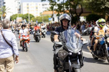 FARO, PORTUGAL - 24 Temmuz 2023: 41. Uluslararası Motosiklet Festivali için önümüzdeki yıla veda etmek amacıyla çok sayıda motosikletlinin geçit töreni. Dünyanın dört bir yanından katılan uluslar var ve