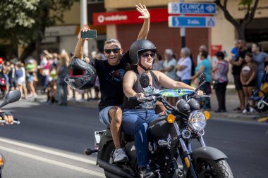 FARO, PORTUGAL - 24 Temmuz 2023: 41. Uluslararası Motosiklet Festivali için önümüzdeki yıla veda etmek amacıyla çok sayıda motosikletlinin geçit töreni. Dünyanın dört bir yanından katılan uluslar var ve