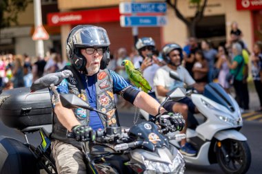 FARO, PORTUGAL - 24 Temmuz 2023: 41. Uluslararası Motosiklet Festivali için önümüzdeki yıla veda etmek amacıyla çok sayıda motosikletlinin geçit töreni. Dünyanın dört bir yanından katılan uluslar var ve