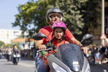 FARO, PORTUGAL - 24 Temmuz 2023: 41. Uluslararası Motosiklet Festivali için önümüzdeki yıla veda etmek amacıyla çok sayıda motosikletlinin geçit töreni. Dünyanın dört bir yanından katılan uluslar var ve