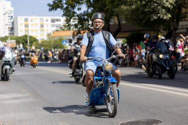 FARO, PORTUGAL - 24 Temmuz 2023: 41. Uluslararası Motosiklet Festivali için önümüzdeki yıla veda etmek amacıyla çok sayıda motosikletlinin geçit töreni. Dünyanın dört bir yanından katılan uluslar var ve