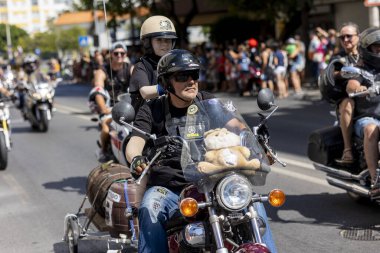 FARO, PORTUGAL - 24 Temmuz 2023: 41. Uluslararası Motosiklet Festivali için önümüzdeki yıla veda etmek amacıyla çok sayıda motosikletlinin geçit töreni. Dünyanın dört bir yanından katılan uluslar var ve