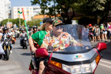 FARO, PORTUGAL - 24 Temmuz 2023: 41. Uluslararası Motosiklet Festivali için önümüzdeki yıla veda etmek amacıyla çok sayıda motosikletlinin geçit töreni. Dünyanın dört bir yanından katılan uluslar var ve