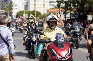 FARO, PORTUGAL - 24 Temmuz 2023: 41. Uluslararası Motosiklet Festivali için önümüzdeki yıla veda etmek amacıyla çok sayıda motosikletlinin geçit töreni. Dünyanın dört bir yanından katılan uluslar var ve