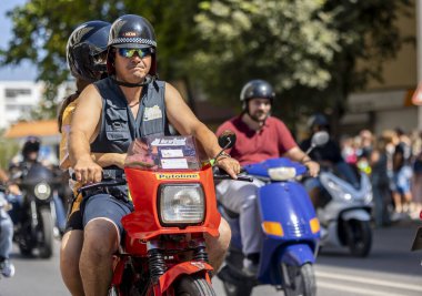 FARO, PORTUGAL - 24 Temmuz 2023: 41. Uluslararası Motosiklet Festivali için önümüzdeki yıla veda etmek amacıyla çok sayıda motosikletlinin geçit töreni. Dünyanın dört bir yanından katılan uluslar var ve