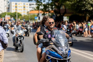 FARO, PORTUGAL - 24 Temmuz 2023: 41. Uluslararası Motosiklet Festivali için önümüzdeki yıla veda etmek amacıyla çok sayıda motosikletlinin geçit töreni. Dünyanın dört bir yanından katılan uluslar var ve