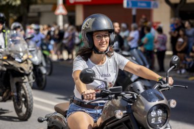 FARO, PORTUGAL - 24 Temmuz 2023: 41. Uluslararası Motosiklet Festivali için önümüzdeki yıla veda etmek amacıyla çok sayıda motosikletlinin geçit töreni. Dünyanın dört bir yanından katılan uluslar var ve