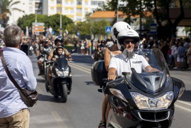 FARO, PORTUGAL - 24 Temmuz 2023: 41. Uluslararası Motosiklet Festivali için önümüzdeki yıla veda etmek amacıyla çok sayıda motosikletlinin geçit töreni. Dünyanın dört bir yanından katılan uluslar var ve