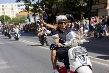 FARO, PORTUGAL - 24 Temmuz 2023: 41. Uluslararası Motosiklet Festivali için önümüzdeki yıla veda etmek amacıyla çok sayıda motosikletlinin geçit töreni. Dünyanın dört bir yanından katılan uluslar var ve