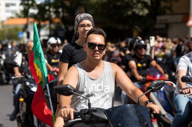 FARO, PORTUGAL - 24 Temmuz 2023: 41. Uluslararası Motosiklet Festivali için önümüzdeki yıla veda etmek amacıyla çok sayıda motosikletlinin geçit töreni. Dünyanın dört bir yanından katılan uluslar var ve