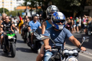 FARO, PORTUGAL - 24 Temmuz 2023: 41. Uluslararası Motosiklet Festivali için önümüzdeki yıla veda etmek amacıyla çok sayıda motosikletlinin geçit töreni. Dünyanın dört bir yanından katılan uluslar var ve