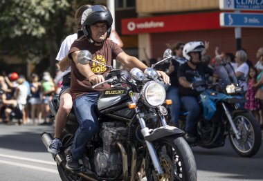 FARO, PORTUGAL - 24 Temmuz 2023: 41. Uluslararası Motosiklet Festivali için önümüzdeki yıla veda etmek amacıyla çok sayıda motosikletlinin geçit töreni. Dünyanın dört bir yanından katılan uluslar var ve