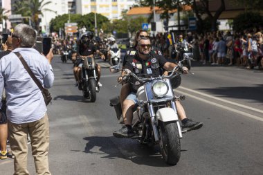 FARO, PORTUGAL - 24 Temmuz 2023: 41. Uluslararası Motosiklet Festivali için önümüzdeki yıla veda etmek amacıyla çok sayıda motosikletlinin geçit töreni. Dünyanın dört bir yanından katılan uluslar var ve