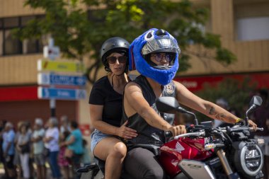 FARO, PORTUGAL - 24 Temmuz 2023: 41. Uluslararası Motosiklet Festivali için önümüzdeki yıla veda etmek amacıyla çok sayıda motosikletlinin geçit töreni. Dünyanın dört bir yanından katılan uluslar var ve