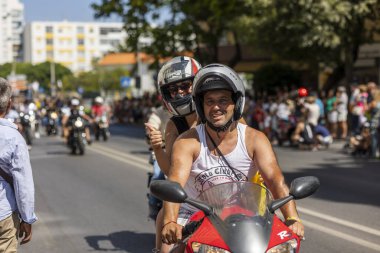 FARO, PORTUGAL - 24 Temmuz 2023: 41. Uluslararası Motosiklet Festivali için önümüzdeki yıla veda etmek amacıyla çok sayıda motosikletlinin geçit töreni. Dünyanın dört bir yanından katılan uluslar var ve