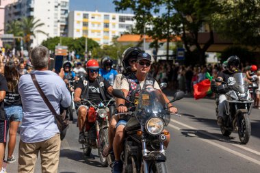 FARO, PORTUGAL - 24 Temmuz 2023: 41. Uluslararası Motosiklet Festivali için önümüzdeki yıla veda etmek amacıyla çok sayıda motosikletlinin geçit töreni. Dünyanın dört bir yanından katılan uluslar var ve